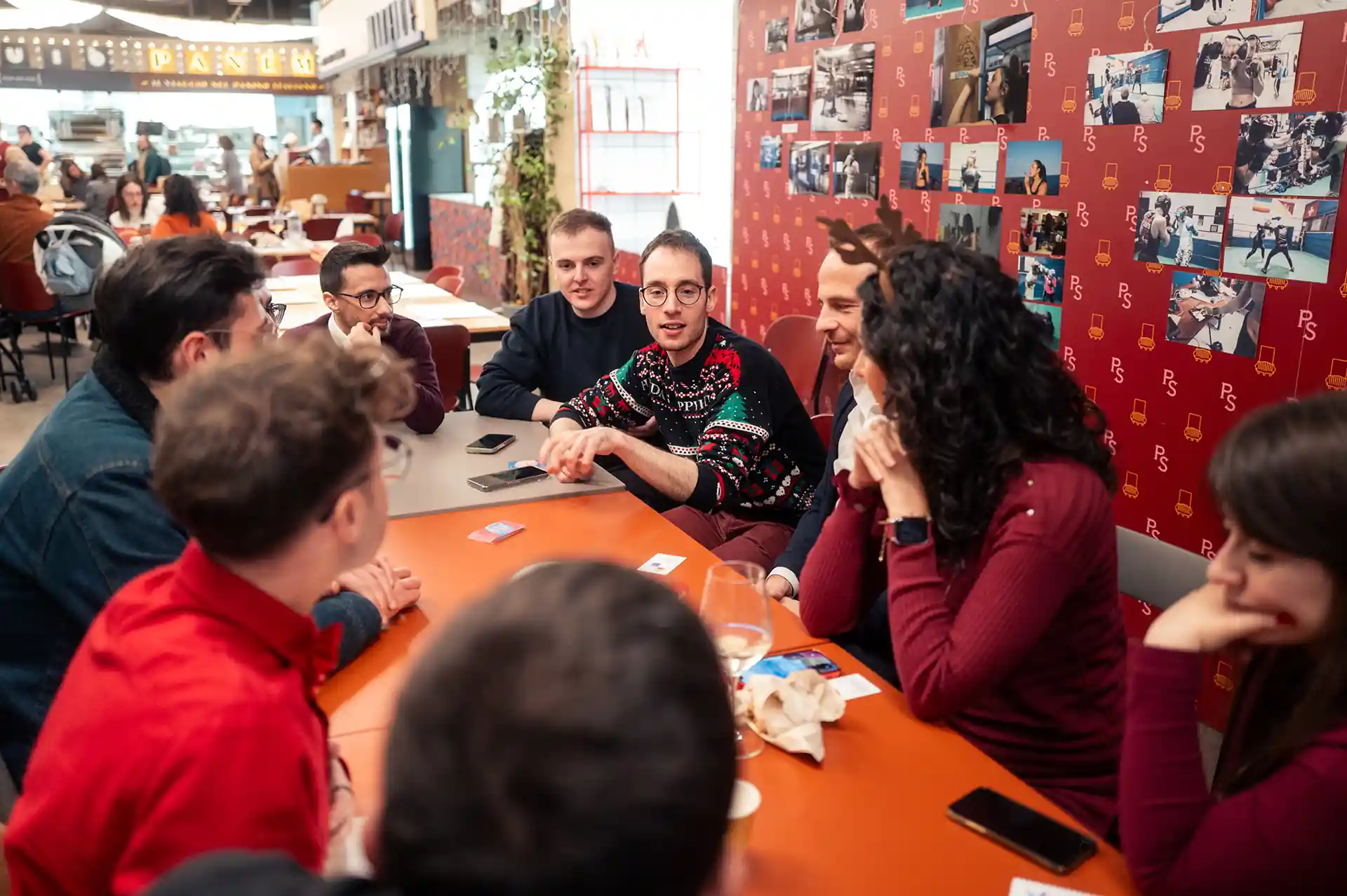 Uno dei team impegnati nel gioco da tavolo Retrallspective durante il team building